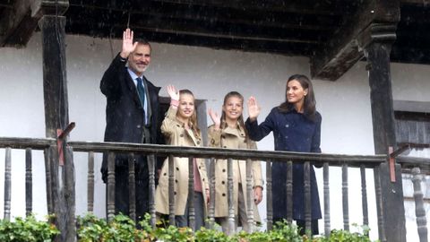 El rey Felipe VI (i), la princesa Leonor (2i), la infanta Sofía (2d) y la reina Letizia (d) sonríen durante su visita a Asiegu,