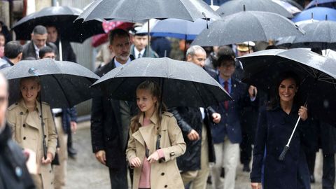 El rey Felipe VI (2i), las princesa Leonor (2d) y Sofía (i), y la reina Letizia (d), durante su visita a Asiegu
