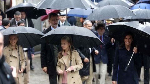 El rey Felipe VI (2i), las princesa Leonor (2d) y Sofa (i), y la reina Letizia (d), durante su visita a Asiegu