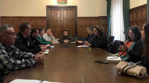 La alcaldesa en funciones de Llanes, Marián García de la Llana, preside la reunión del operativo por las inundaciones
