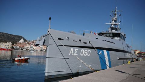 Un buque del servicio de guardacostas griego, en el puerto de Mitilene, en Lesbos