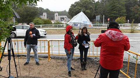 Trabajadores de los medios de comunicacin a la entrada de el Valle de los Cados este mircoles, un da antes de la exhumacin de los restos de Francisco Franco