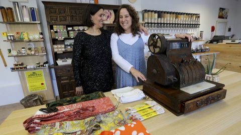 Patricia Fidalgo y Laura Naveira abrieron Cos pés na terra. Están en el número 51 de la calle Emilio González López, en la plaza Elíptica de Los Rosales. Su local es un pequeño supermercado con artículos limpieza a granel, alimentos no perecederos al peso y muchos productos eco.