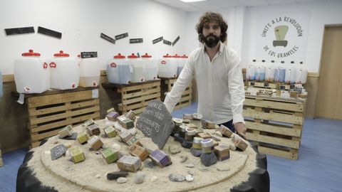 Daniel Rocha, que abrió en julio en Os Mallos la tienda La revolución de los Graneles