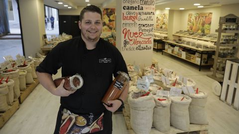 dgar Puñal es capaz de distinguir las 500 referencias que tienen en esta tienda al peso del número 86 de la calle San Andrés. Se llama O Recuncho do Granel