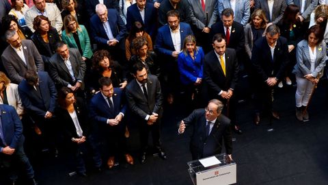 El presidente de la Generalitat, Quim Torra (abajo) recibe a alcaldes que han aprobado mociones de «poyo a los presos políticos y exiliados» y de «rechazo a la sentencia del procés del Tribunal Supremo», este sábado en el Palau de la Generalitat