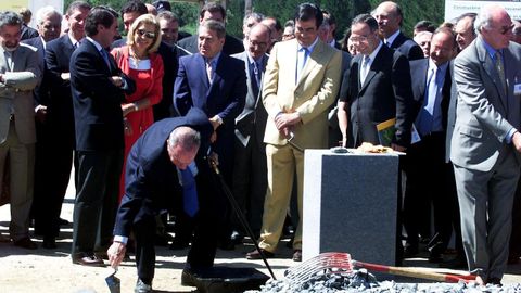 Fraga, Aznar y Cascos colocando la primera piedra del eje atlántico de alta velocidad en julio del 2001