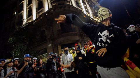 Desde las 19.30 horas y tras la manifestación pacífica con el lema «Libertad» convocada por ANC y Ómnium, los CDR han reunido a miles de personas ante la Jefatura Superior de Policía