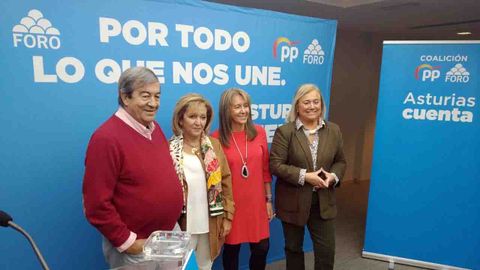 Desde la izquierda, Francisco lvarez Cascos, Camino Gutirrez, Mercedes Fernndez y Paloma Gzquez