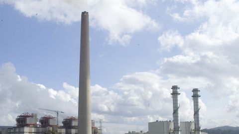 La central de carbón de As Pontes, a la izquierda, junto a la de ciclo combinado