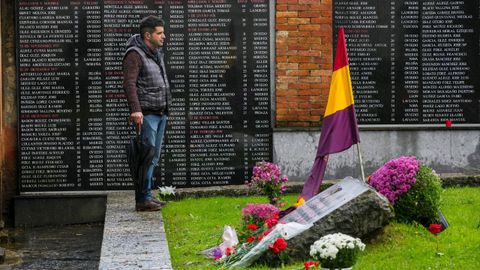 Una persona visita La Fosa común en el cementerio del Salvador de Oviedo