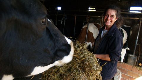 anar.A explotación láctea de Ana está en Meixonfrío (Taboada), no lugar de Vila. Ela atende unha granxa dunhas 30 cabezas de gando que antes xa coidaron seus pais, Enma e Antonino