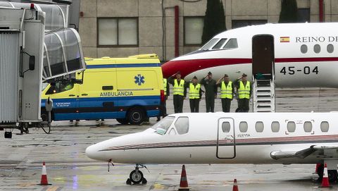 Llegada del avin medicalizado del Ejrcito del Aire al aeropuerto de Vigo con el agente Ivn lvarez, el pasado da 31