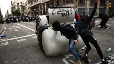 Unos radicales montan barricadas en va Laietana, cerca de la Jefatura Superior de Polica Nacional, en Barcelona el pasado 18 de octubre
