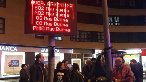 Miembros de la plataforma contra la contaminación de Xixón, ayer, colocando lazos negros en la zona oeste
