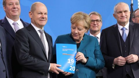 El ministro de Finanzas, el socialdemócrats Olaf Scholz, y Angela Merkel