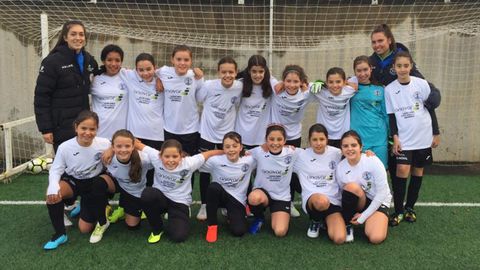 El Alevín femenino y sus entrenadoras, Alba Taibo y Laura López (a la derecha), jugadoras del Xuventude Femenino