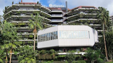 Edificio que alberga la sede de Planeta en la Diagonal en Barcelona