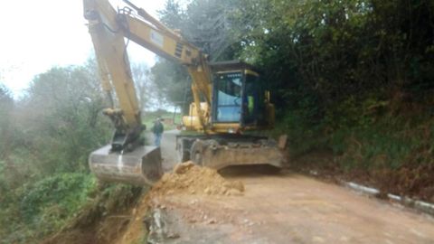 El Ayuntamiento comienza a reparar los hundimientos del camino de Villaprez, en Oviedo
