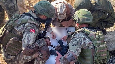 Soldados turcos y rusos repasan un mapa durante una de sus patrullas conjuntas en el norte de Siria