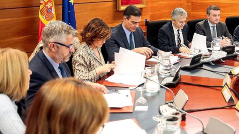 - El jefe del Ejecutivo en funciones, Pedro Sánchez, c-iz, preside este sábado en La Moncloa una reunión del Comité de Coordinación sobre la situación en Cataluña,