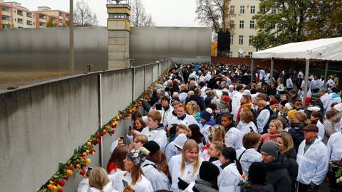 Ciudadanos alemanes depositaron rosas en el Memorial al Muro