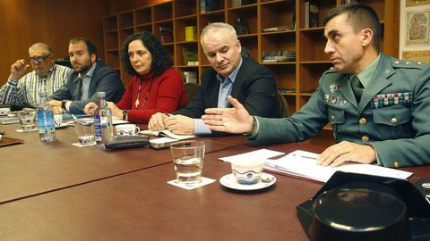 FORO DE LA VOZ. Javier Nogueira, presidente de los cazadores gallegos; David Llorente, jefe de Tráfico en Ourense; Belén do Campo, directora xeral de Patrimonio Natural; Jacobo Feijoo, de Unións Agrarias, y Francisco Javier Molano, jefe del Sector de Tráfico de Galicia, reunidos en La Voz