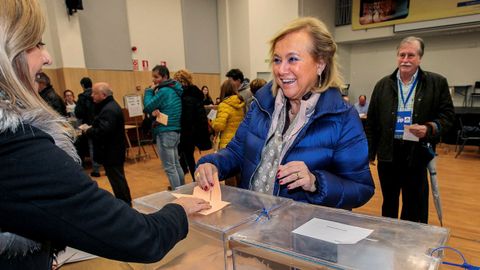 La candidata de PP-Foro al Senado y expresidenta de los populares asturianos, Mercedes Fernández, vota en el colegio público Jovellanos 