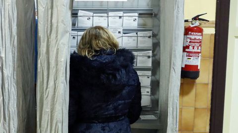 Una mujer vota en Oviedo 