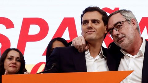 Villegas abraza a Rivera tras el anuncio de este de dejar la poltica en noviembre del 2019