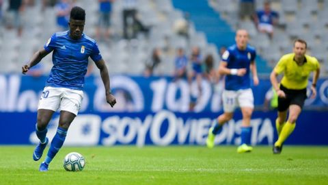 Obeng controla un balón durante un encuentro con el Real Oviedo
