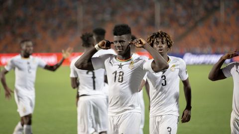 Obeng celebra el tanto anotado con Ghana