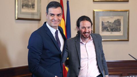 Pedro Snchez y Pablo Iglesias tras firmar el pacto del primer Gobierno de coalicin.