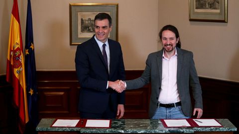 Apretón de manos entre Pedro Sánchez y Pablo Iglesias tras la firma del preacuerdo el pasado 12 de noviembre