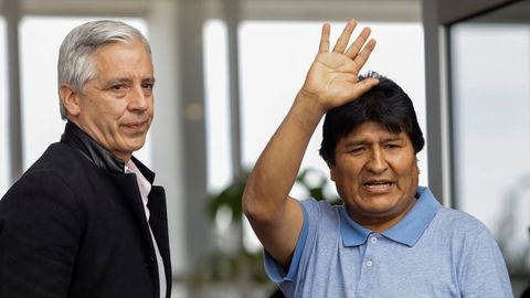 Evo Morales saluda a su llegada al aeropuerto de Mxico,