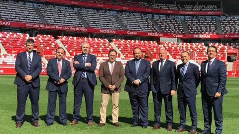 Las directivas de Real Oviedo y Real Sporting en El Molinn, antes del derbi de marzo de 2019