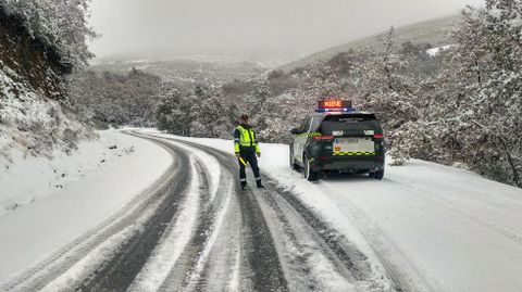 En la carretera OU-122 (Sobradelo-Trevinca) en el término de Carballeda de Valdeorras la Guardia Civil auxiliaba a los conductores