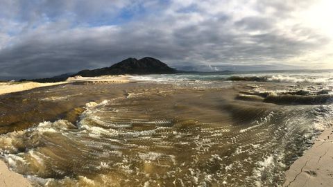 La laguna de Louro vacía sus aguas en el mar. Un fenómeno que se produce solo dos veces al año