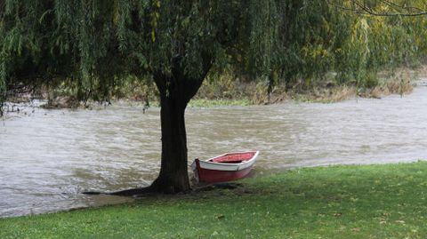 Temporal en O Barco. Cierre de la zona verde del Malecón por la crecida del río Sil