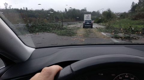 Temporal en Galicia. Árboles caidos en el acceso a la AP-9 a primera hora de la mañana, a la altura de Ordes en sentido Santiago