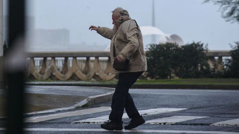 Hoy era muy difícil caminar por ciudades como A Coruña debido a las fuertes rachas de viento
