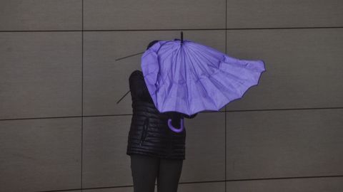 Hoy era muy difícil caminar por ciudades como A Coruña debido a las fuertes rachas de viento