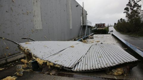 El viento se llevó tejados en Cerceda y tiró árboles en la costa de Carballo y A Laracha