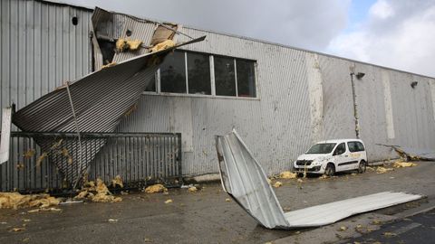 El viento se llevó tejados en Cerceda y tiró árboles en la costa de Carballo y A Laracha