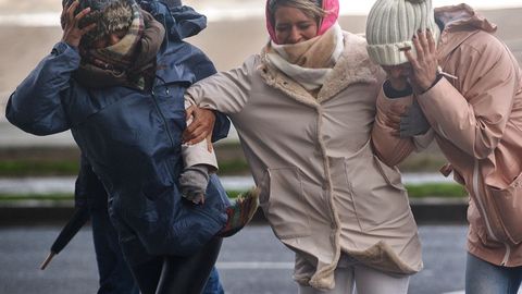 Hoy era muy difícil caminar por ciudades como A Coruña debido a las fuertes rachas de viento