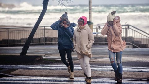 Hoy era muy difícil caminar por ciudades como A Coruña debido a las fuertes rachas de viento