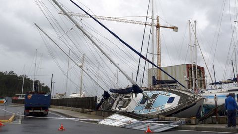 El viento tira un barco del astillero de O Xufre, en A Illa, sobre la carretera