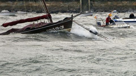 Los marineros intentan poner a salvo sus embarcaciones en el puerto de O Xufre