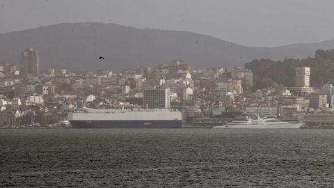 Vista del oleaje en la Ría de Vigo desde Moaña