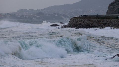 Temporal y oleaje en la costa de Baiona